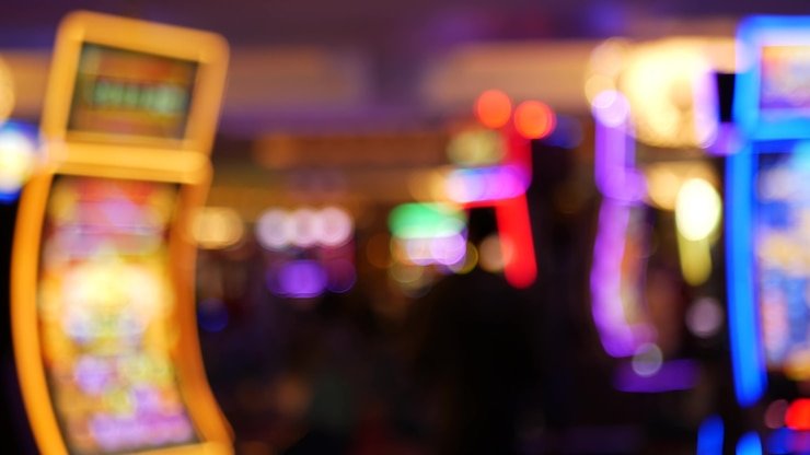 Pengguna yang mulai bermain live casino menggunakan smartphone dengan antarmuka intuitif di 456tv